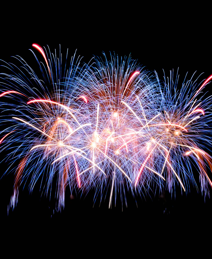 Batería de fuegos artificiales azules y rosados